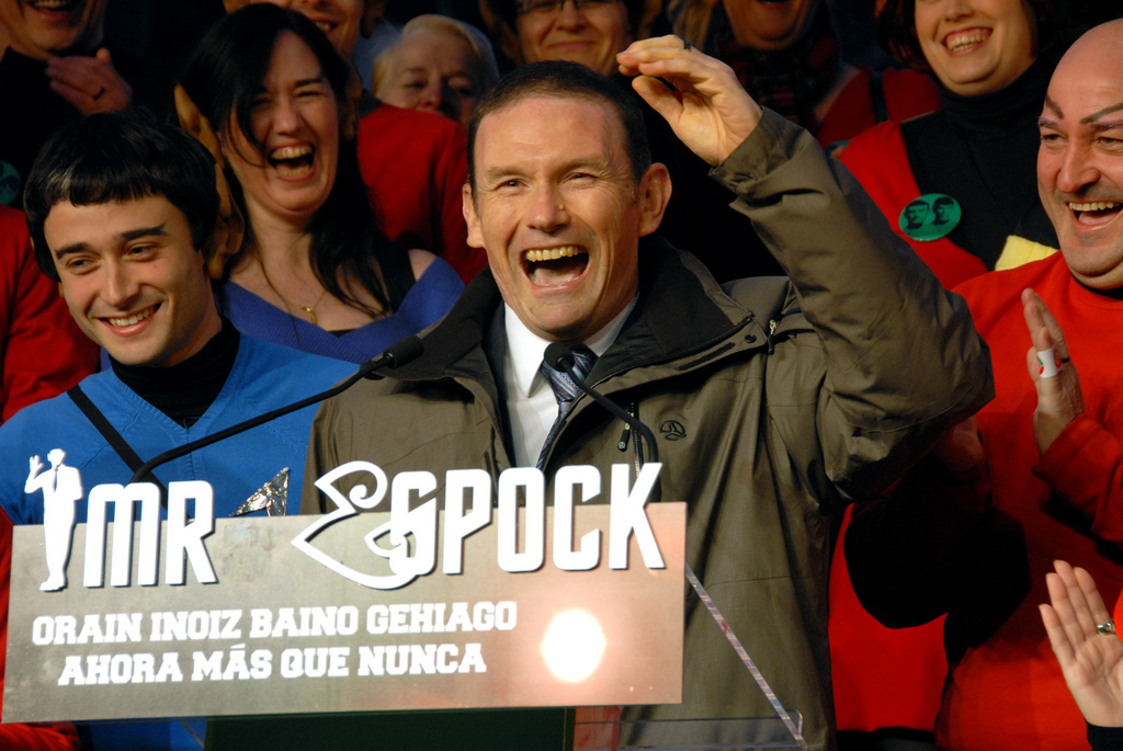 Ibarretxe_con_los_trekkies_en_las_elecciones_vascas_de_2009